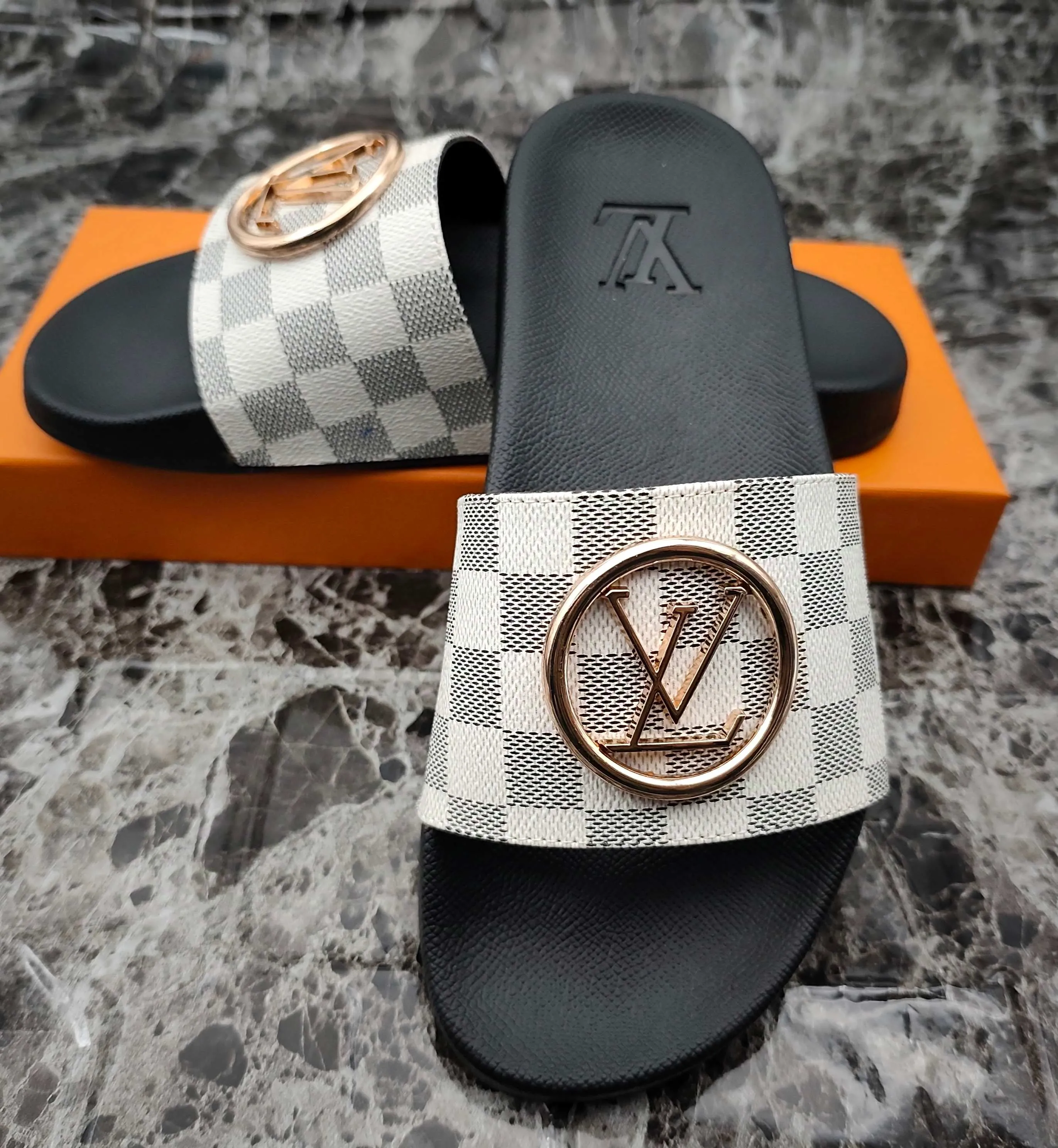 👟👟Ex-factory price 280👟👟 (available all year round) same style for men and women, size 35--48. Couple style🎗Louis Vuitton "LV" slippers, a much-anticipated one, so beautiful that it will melt your hearts❤! It is simply a masterpiece of extraordinary craftsmanship. It is a must-have for everyone. It is made by open mold. It feels Q-bounce and super soft on the feet. It is super delicate on the feet. It is an exclusive model. There are many layouts, so there is always one you like🎉🎉